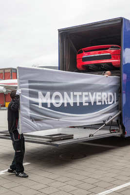 Einzug der Monterverdi-Sammlung im Verkehrshaus Luzern - als erstes wird das Schild, das noch kurz vorher in Genf aufgehängt war, entladen