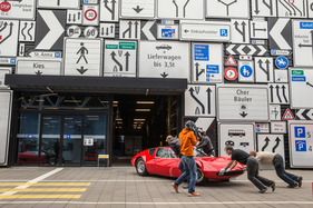 Einzug der Monterverdi-Sammlung im Verkehrshaus Luzern - auch der Monterverdi Hai wird sorgfältig in die Halle geschoben