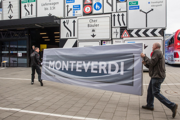 Einzug der Monterverdi-Sammlung im Verkehrshaus Luzern - das Monteverdi-Schild wird in die Strassenverkehrshalle getragen