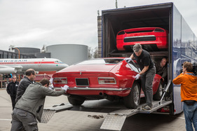 Einzug der Monterverdi-Sammlung im Verkehrshaus Luzern - das elegante 375-er-Coupé wird entladen