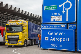 Einzug der Monterverdi-Sammlung im Verkehrshaus Luzern - der Graber-Truck kommt nach der Fahrt von Genf in Luzern an