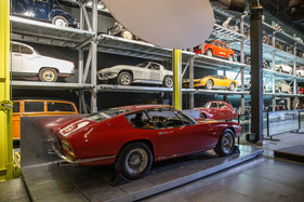 Einzug der Monterverdi-Sammlung im Verkehrshaus Luzern - der Monterverdi 375 S Prototyp auf dem Lift