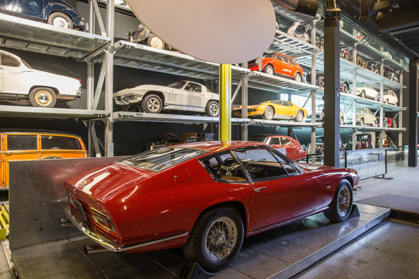 Einzug der Monterverdi-Sammlung im Verkehrshaus Luzern - der Monterverdi 375 S Prototyp auf dem Lift