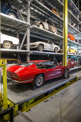 Einzug der Monterverdi-Sammlung im Verkehrshaus Luzern - der Monterverdi 375 S Prototyp auf dem Lift