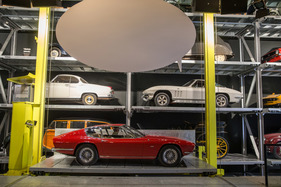 Einzug der Monterverdi-Sammlung im Verkehrshaus Luzern - der Monteverdi 375 S Prototyp von 1970 vor dem Hochregallager