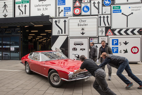 Einzug der Monterverdi-Sammlung im Verkehrshaus Luzern - der Monteverdi 375 S Prototyp von 1970 wird in die Halle geschoben