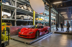Einzug der Monterverdi-Sammlung im Verkehrshaus Luzern - der Monteverdi Hai 650 F1 auf dem Lift