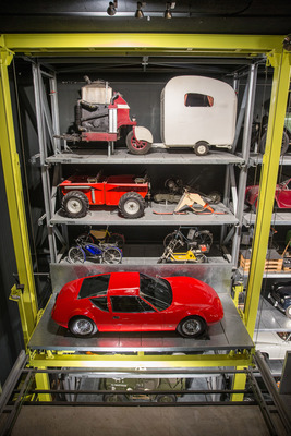 Einzug der Monterverdi-Sammlung im Verkehrshaus Luzern - der Monteverdi Hai auf dem Lift