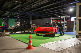 Einzug der Monterverdi-Sammlung im Verkehrshaus Luzern - der Monteverdi Hai wird auf seinen Standplatz geschoben