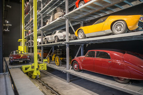 Einzug der Monterverdi-Sammlung im Verkehrshaus Luzern - der Monteverdi als Cabriolet von 1971 bereit für das Hochhieven auf dem Lift des Hochregallagers