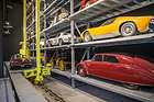 Einzug der Monterverdi-Sammlung im Verkehrshaus Luzern - der Monteverdi als Cabriolet von 1971 bereit für das Hochhieven auf dem Lift des Hochregallagers