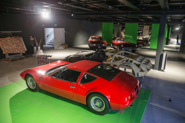 Einzug der Monterverdi-Sammlung im Verkehrshaus Luzern - der fertige Monteverdi Hai und das Holzgerippe zur Konstruktion der Karosserie