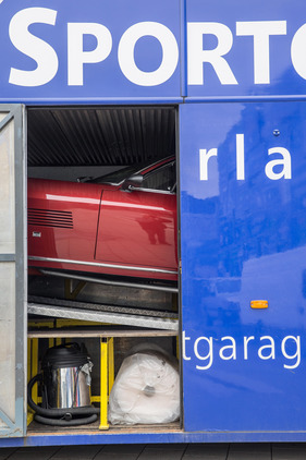 Einzug der Monterverdi-Sammlung im Verkehrshaus Luzern - die Exponate sind noch im Lastwagen, der Staubsauger auch