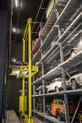 Einzug der Monterverdi-Sammlung im Verkehrshaus Luzern - die Infrastruktur des Verkehrshauses erlaubt ein Verschieben des Wagens mit dem Lift