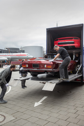 Einzug der Monterverdi-Sammlung im Verkehrshaus Luzern - jetzt kommt das Monteverdi 375 Cabriolet von 1971 dran