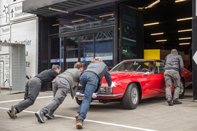 Einzug der Monterverdi-Sammlung im Verkehrshaus Luzern - leicht waren die Monteverdi Sportwagen nicht, vier Männer schieben