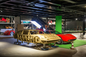 Einzug der Monterverdi-Sammlung im Verkehrshaus Luzern - selbst beim Umzug wird eifrig gefilmt