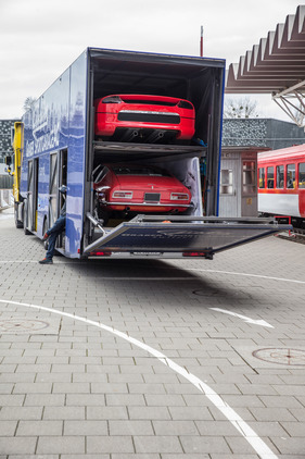 Einzug der Monterverdi-Sammlung im Verkehrshaus Luzern - sorgfältig wird die Laderampe heruntergelassen