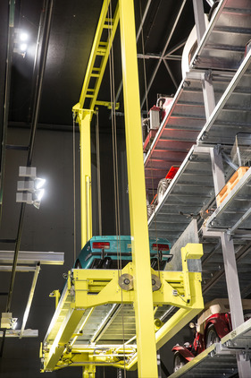 Einzug der Monterverdi-Sammlung im Verkehrshaus Luzern - ... und wieder fährt ein Monterverdi nach oben