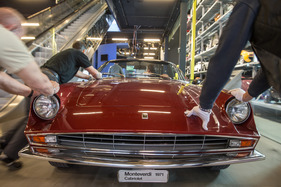 Einzug der Monterverdi-Sammlung im Verkehrshaus Luzern - vorsichtig wird das Monteverdi 375 Cabriolet von 1971 zum Lift geschoben