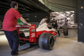 Einzug der Museums-Fahrzeuge der Monteverdi-Sammlung im Verkehrshaus Luzern - Feinjustierung im Museum, unter dem beobachtenden Blick von Peter Monteverdi