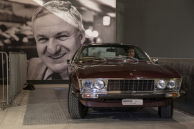 Einzug der Museums-Fahrzeuge der Monteverdi-Sammlung im Verkehrshaus Luzern - Peter Monteverdi hatte schon damals am Viertürer 375/4 Freude