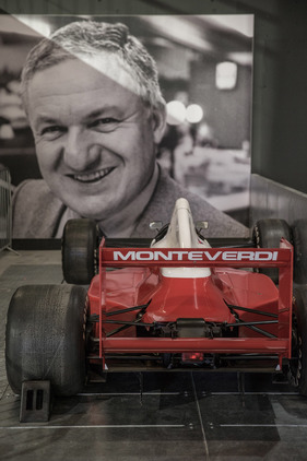 Einzug der Museums-Fahrzeuge der Monteverdi-Sammlung im Verkehrshaus Luzern - Peter Monteverdi scheint sich am Formel 1 zu freuen