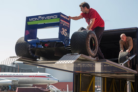 Einzug der Museums-Fahrzeuge der Monteverdi-Sammlung im Verkehrshaus Luzern - auch der regenbereifte Monteverdi Formel 1 kommt aus dem Lastwagen