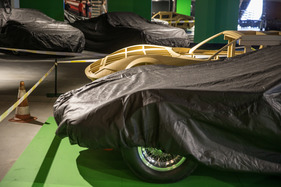 Einzug der Museums-Fahrzeuge der Monteverdi-Sammlung im Verkehrshaus Luzern - bis zur feierlichen Eröffnung werden die Sportwagen zugedeckt