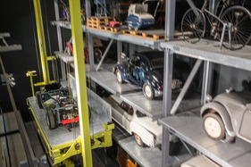 Einzug der Museums-Fahrzeuge der Monteverdi-Sammlung im Verkehrshaus Luzern - das Fahrgestell des Monteverdi Hai auf dem Lift