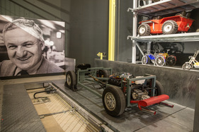 Einzug der Museums-Fahrzeuge der Monteverdi-Sammlung im Verkehrshaus Luzern - das Fahrgestell des Monteverdi Hai auf dem Lift
