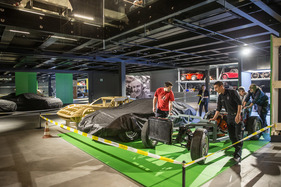 Einzug der Museums-Fahrzeuge der Monteverdi-Sammlung im Verkehrshaus Luzern - das Fahrgestell des Monteverdi Hai gelangt auf seinen Platz