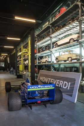 Einzug der Museums-Fahrzeuge der Monteverdi-Sammlung im Verkehrshaus Luzern - der F1 passend neben dem Schild geparkt