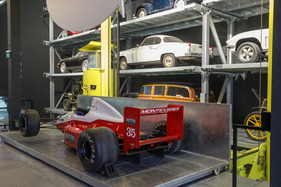 Einzug der Museums-Fahrzeuge der Monteverdi-Sammlung im Verkehrshaus Luzern - der Formel-1-Monoposto passt auf den Lift