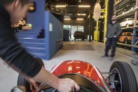 Einzug der Museums-Fahrzeuge der Monteverdi-Sammlung im Verkehrshaus Luzern - der MBM Formel Junior auf dem Weg zum Lift