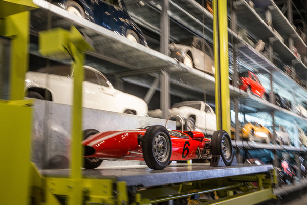 Einzug der Museums-Fahrzeuge der Monteverdi-Sammlung im Verkehrshaus Luzern - der MBM Formel Junior fährt nach oben
