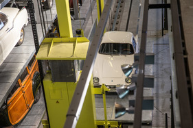 Einzug der Museums-Fahrzeuge der Monteverdi-Sammlung im Verkehrshaus Luzern - der MBM Tourismo auf dem Weg nach oben