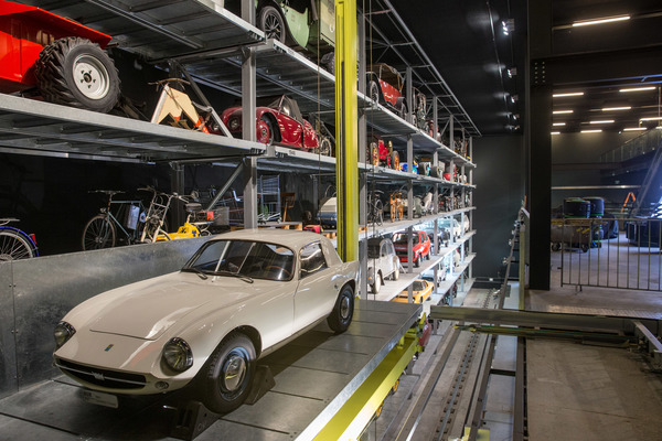 Einzug der Museums-Fahrzeuge der Monteverdi-Sammlung im Verkehrshaus Luzern - der MBM Tourismo auf dem Weg nach oben