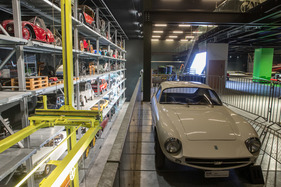 Einzug der Museums-Fahrzeuge der Monteverdi-Sammlung im Verkehrshaus Luzern - der MBM Tourismo oben angekommen