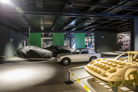 Einzug der Museums-Fahrzeuge der Monteverdi-Sammlung im Verkehrshaus Luzern - der MBM Tourismo wartet noch auf seinen finalen Parkplatz