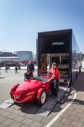 Einzug der Museums-Fahrzeuge der Monteverdi-Sammlung im Verkehrshaus Luzern - der Monteverdi Special von 1950 wird wieder entladen