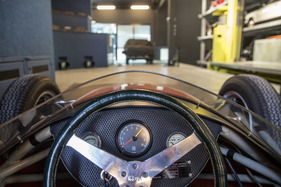 Einzug der Museums-Fahrzeuge der Monteverdi-Sammlung im Verkehrshaus Luzern - der Motor des MBM Formel Junior bliebt stumm