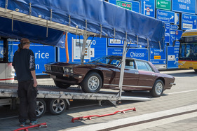 Einzug der Museums-Fahrzeuge der Monteverdi-Sammlung im Verkehrshaus Luzern - der lange Monteverdi Viertürer 375/4 von 1970 wird abgeladen