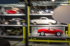 Einzug der Museums-Fahrzeuge der Monteverdi-Sammlung im Verkehrshaus Luzern - dynamisch fährt der Monteverdi Special von 1950 nach oben