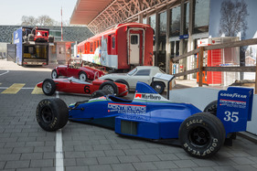 Einzug der Museums-Fahrzeuge der Monteverdi-Sammlung im Verkehrshaus Luzern - ein illustres Fahrzeugfeld parkt vor der Strassenverkehrshalle