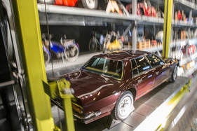 Einzug der Museums-Fahrzeuge der Monteverdi-Sammlung im Verkehrshaus Luzern - für ihn reicht der Platz auf dem Lift nur knapp - Monteverdi 375/4 von 1970