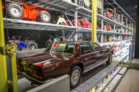 Einzug der Museums-Fahrzeuge der Monteverdi-Sammlung im Verkehrshaus Luzern - oben angekommen - der Monterverdi 375/4 von 1970