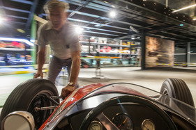 Einzug der Museums-Fahrzeuge der Monteverdi-Sammlung im Verkehrshaus Luzern - schieben, lenken, schieben beim MBM Formel Junior