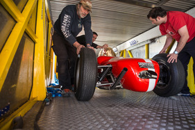 Einzug der Museums-Fahrzeuge der Monteverdi-Sammlung im Verkehrshaus Luzern - sorgfältig wird der MBM Formel Junior aus dem Lastwagen gerollt