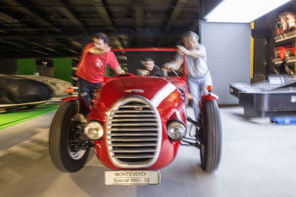 Einzug der Museums-Fahrzeuge der Monteverdi-Sammlung im Verkehrshaus Luzern - und dann wird auch der Monteverdi Special von 1950 auf seinen Platz gefahren